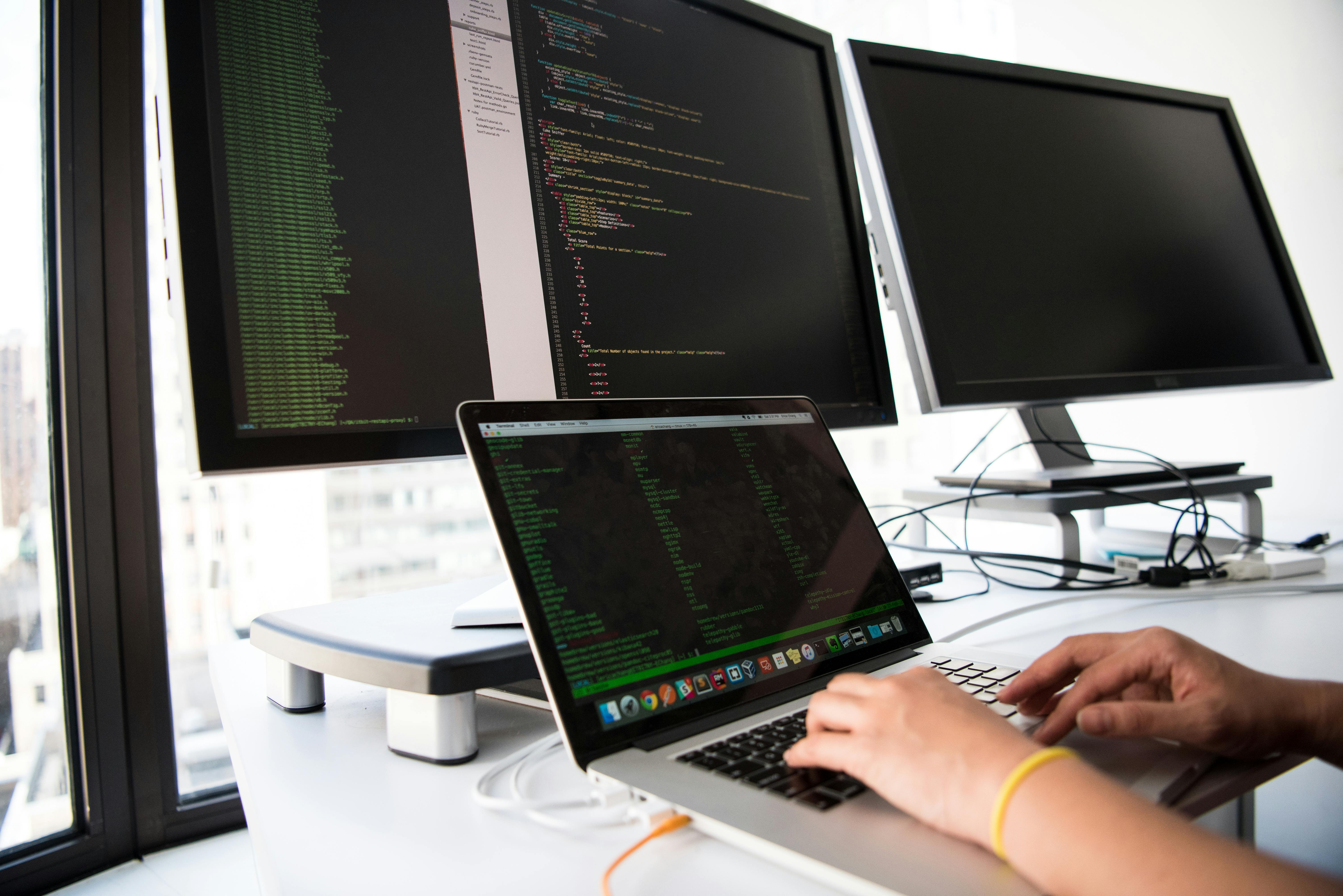 Imagen de un monitor con código